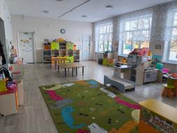 Групповое помещение№2
Пространство групповых помещений  организовано в виде центров детской активности, оснащенных интерактивная доска, компьютер, мультимедийный проектор, программно-методическое обеспечение  групп по организации работы с дошкольниками (наглядный, дидактический материал);оснащены  пособиями по образовательной деятельности: наглядный материал для стендов, альбомами, книгами игрушками  и дидактическими  пособиями  для кружковой работы.